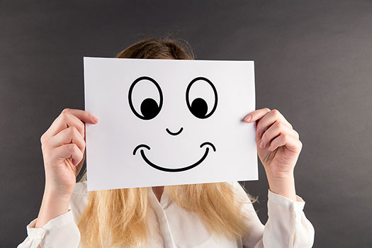 Frau mit einem Schild - lachendes Gesicht